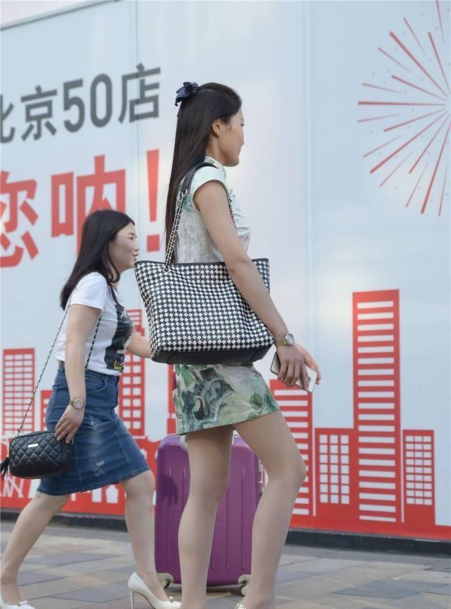 浅色的印花旗袍,短款的风格,搭配高跟鞋才好看