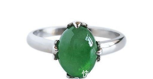 翡翠手镯@翡翠首饰种类多样,女人的一生中,应该拥有哪三种类型!