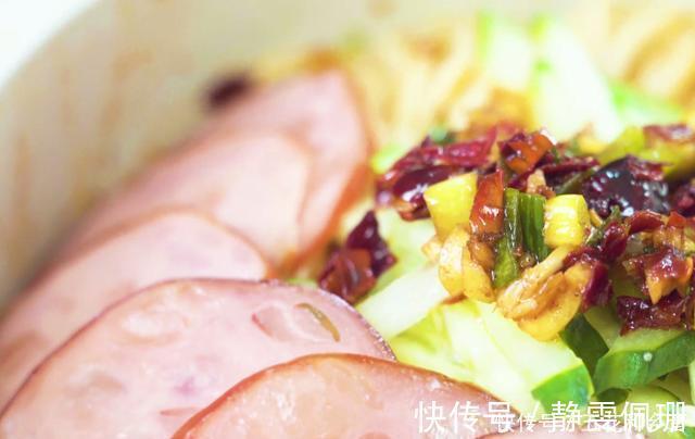 黄瓜|挂面这样做太好吃，鲜辣爽口，荤素营养，6分钟上桌，解馋又美味