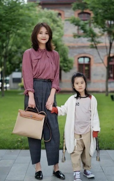 女人当妈后,别总用大衣配打底裤,学下面辣妈这样穿,减龄显气质
