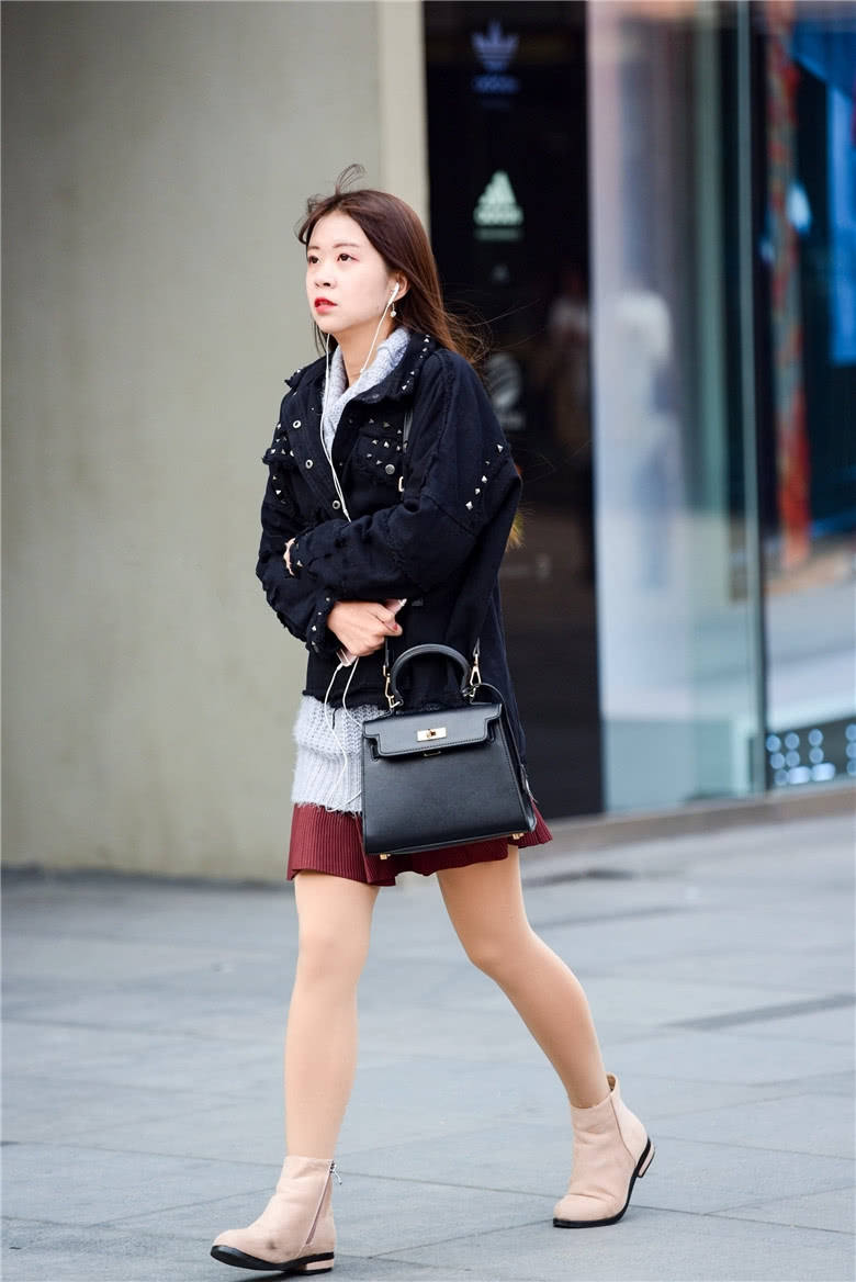 小姐姐 街拍美女:寒风中的短靴小姐姐,别有一分韵味