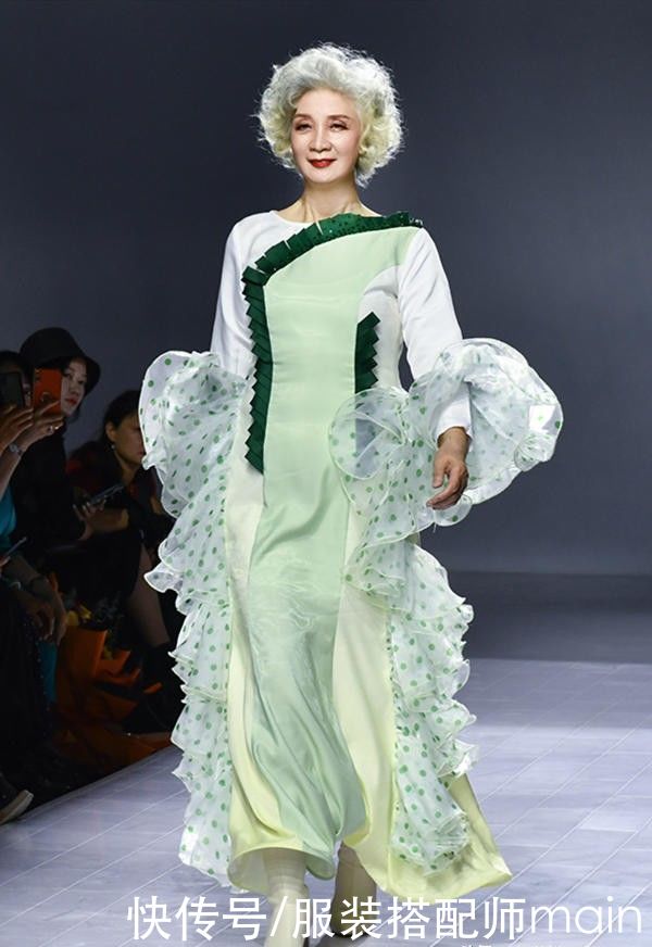 时尚|时尚奶奶走T台比模特还出彩,身材纤细高挑,日常穿衣优雅时髦