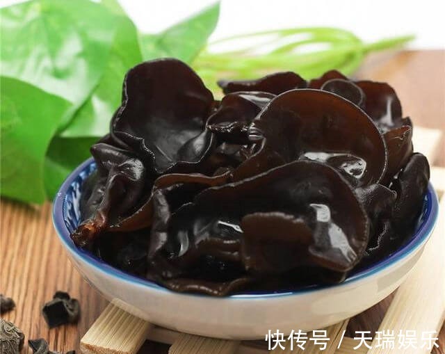 肌肤|女性不想显老，不妨多吃几种食物，美白肌肤，增强皮肤弹性