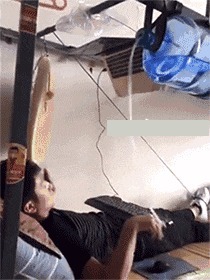 |搞笑GIF:妹子,这头卡的进不来出不去,好无奈啊