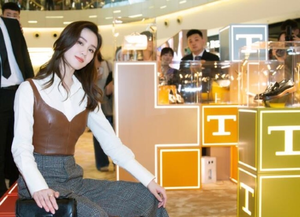 包包|别光顾着看刘诗诗的造型多美了,人家这身打扮,假名媛绝对拼不起