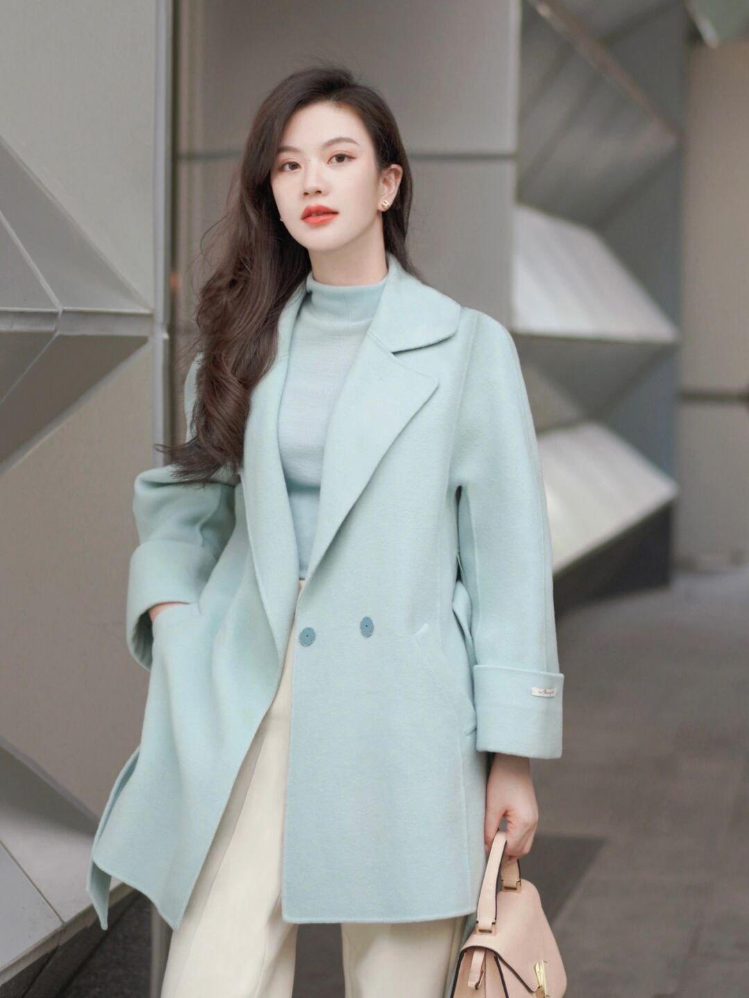 大衣|冬天就要穿得保暖还好看,蓝绿色大衣+白色西装裤,知性又优雅!