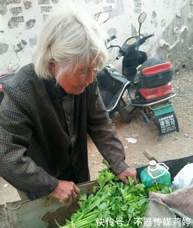 农村老奶奶每天推车卖菜，从不打农药，却被人嫌脏