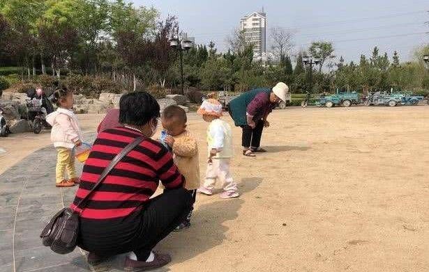 孩子就会|去幼儿园接孩子的时候,迟到了怎么办?父母千万不要以为没事