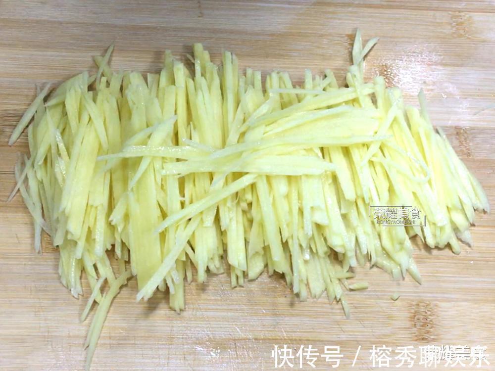 步骤|炒土豆丝时，有的人在第一步就做错了，多加一个步骤，爽脆不发黑