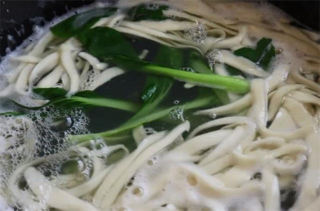 想吃刀削面不用出去吃，手把手教你在家做出来，劲道爽滑，超简单！