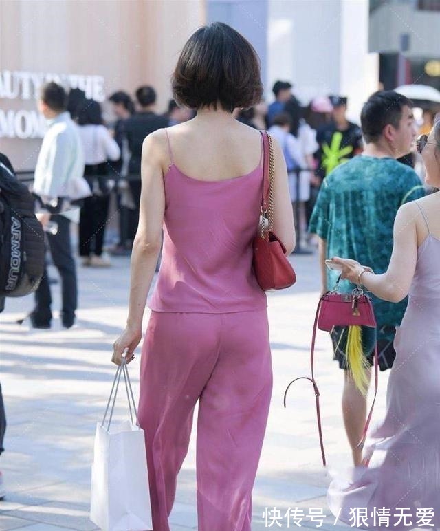 穿搭 个性独特的打底裤穿搭稳重有气质,体现美女娇柔的姿容,简单大方!