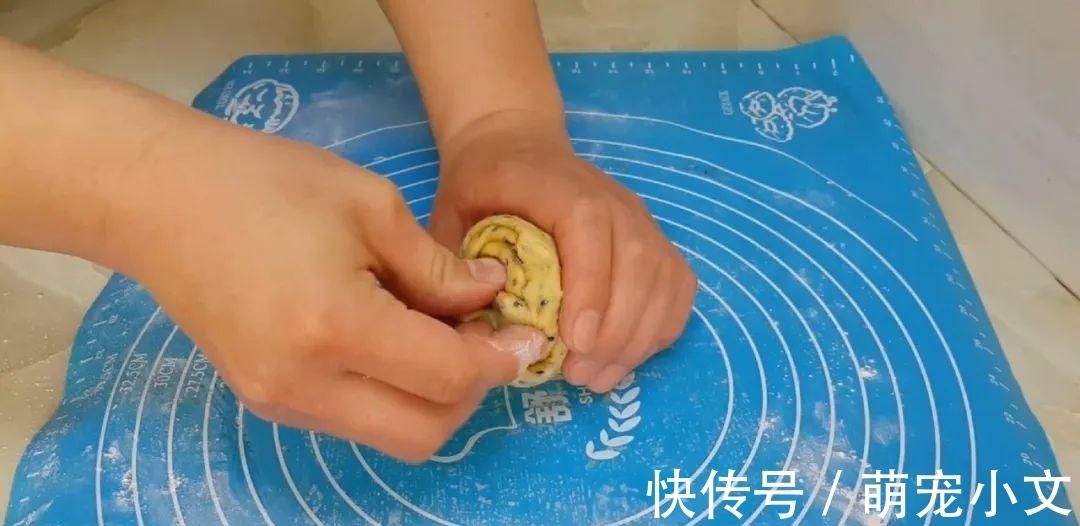 芝麻鸡蛋这样做，撒1把葱花，比鸡蛋饼都好吃，出锅孩子抢着吃