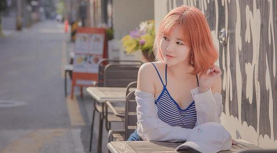 吊带背心|短发少女街拍,牛仔短裤,穿出你纯纯的清秀气质