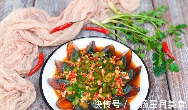 鲜嫩|和我一起做凉拌皮蛋黄瓜，不仅脆爽鲜嫩，更是让你畅享美味时光！