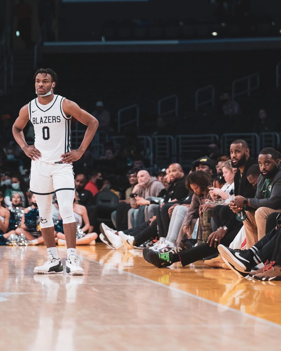 詹姆斯|父子籃球！媒體曬詹姆斯今日觀戰(zhàn)大兒子布朗尼比賽組圖