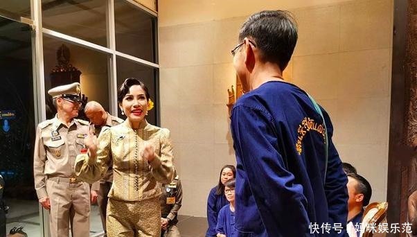 妮娜|诗妮娜亮相开发会,穿半高领看不见脖子,一身混搭身材细如闪电