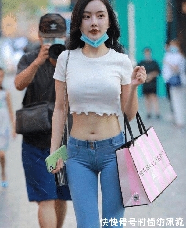 白t 露脐白T展露小蛮腰,白皙美女简约穿搭,古灵精怪可爱无比