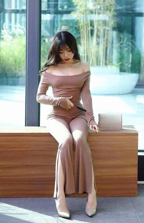 一字肩T恤搭修身微喇裤,焕发出精致的美感