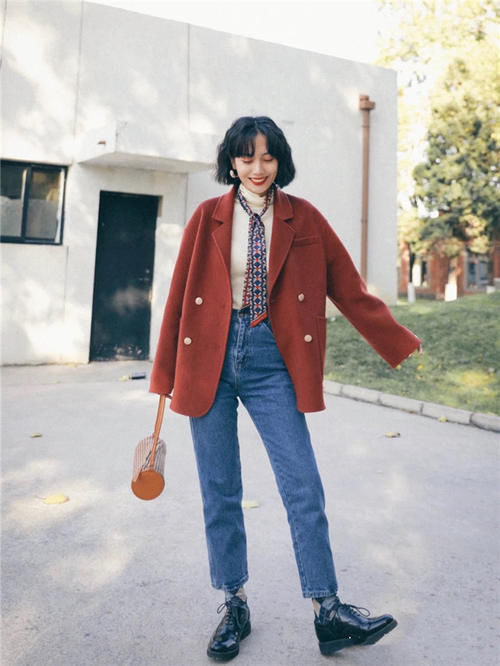 过年流行的“姨妈色”大衣，配上这3种颜色内搭，气质显白更高级