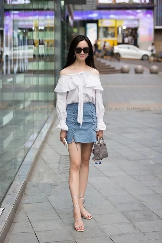 街拍：小姐姐短裙配丝袜，外搭一双高跟鞋，完美变身时尚女神