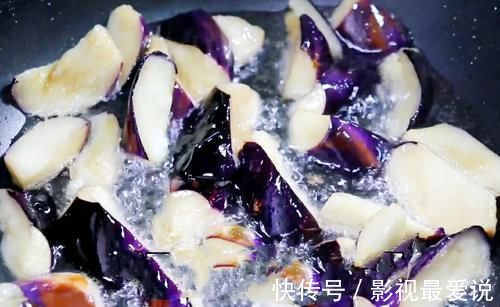 精盐|炒茄子时，直接加油炒就错了！教你一招，茄子不吸油还不发黑