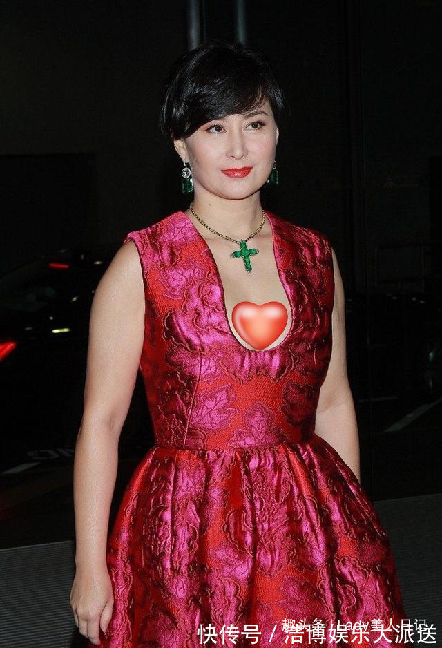 发型|何超琼换发型好精神,四姐妹同台她最显年轻靓丽,站C位不怒自威