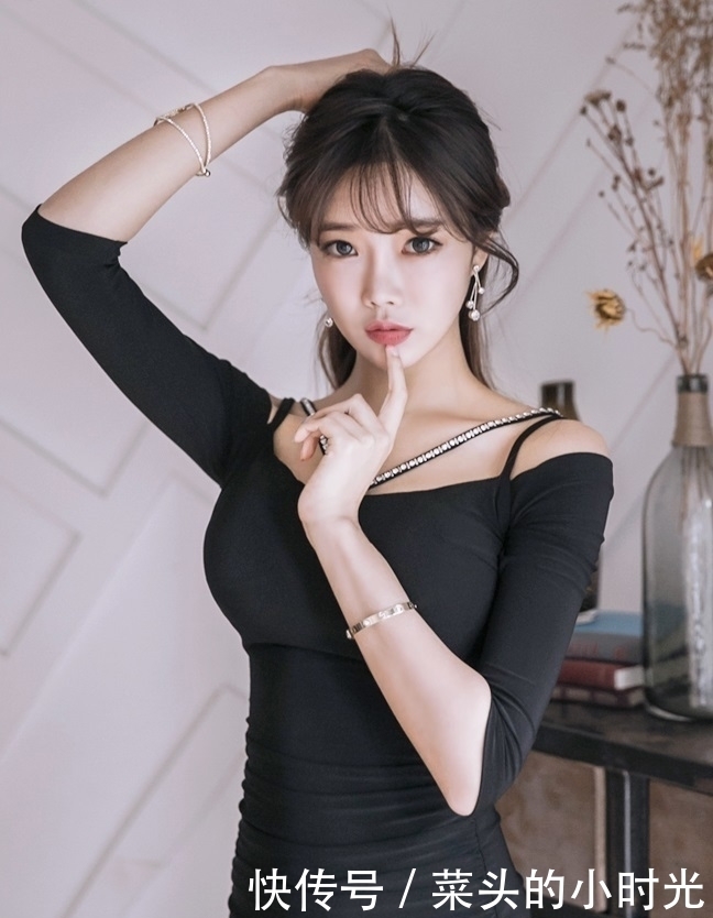 清秀可人的小姐姐,黑色连衣裙穿出妖娆身姿,更显优雅时尚