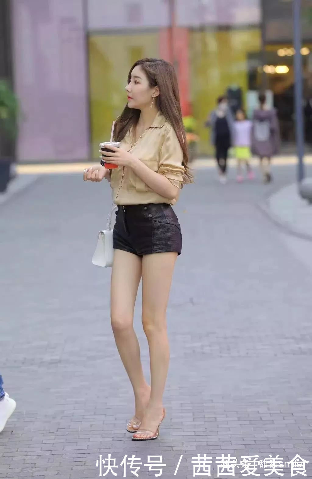 美女一双一字带的高跟凉鞋穿搭在脚上，能够凸显出她的身高与魅力