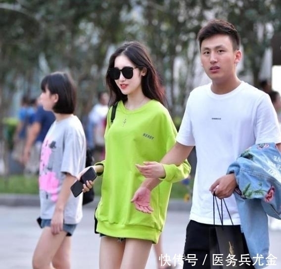 街拍美女:高挑迷人的时尚小姐姐,曼妙穿搭,展现长腿气质!