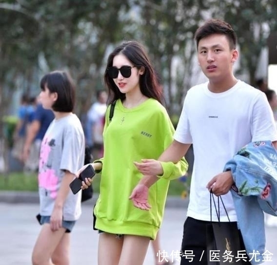 街拍美女：高挑迷人的时尚小姐姐，曼妙穿搭，展现长腿气质！