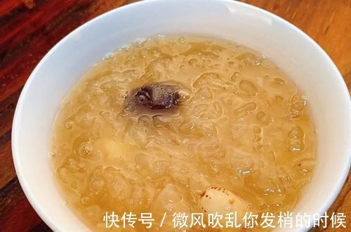 雪梨银耳羹|煮银耳时，别只会傻傻的泡水少了这一步，银耳煮再久也不会出胶