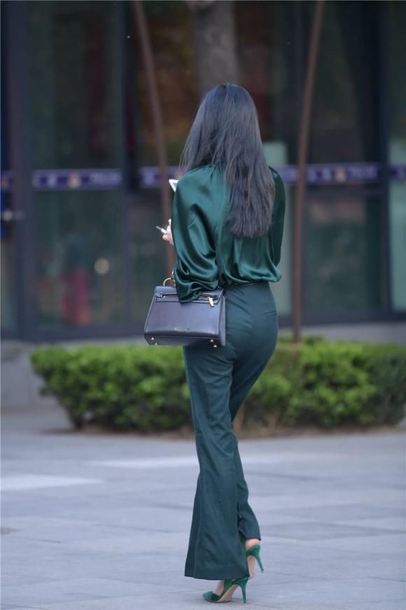 真丝|谁能撑起一身绿色搭配的美,不得不赞美年轻女生的自信与魅力
