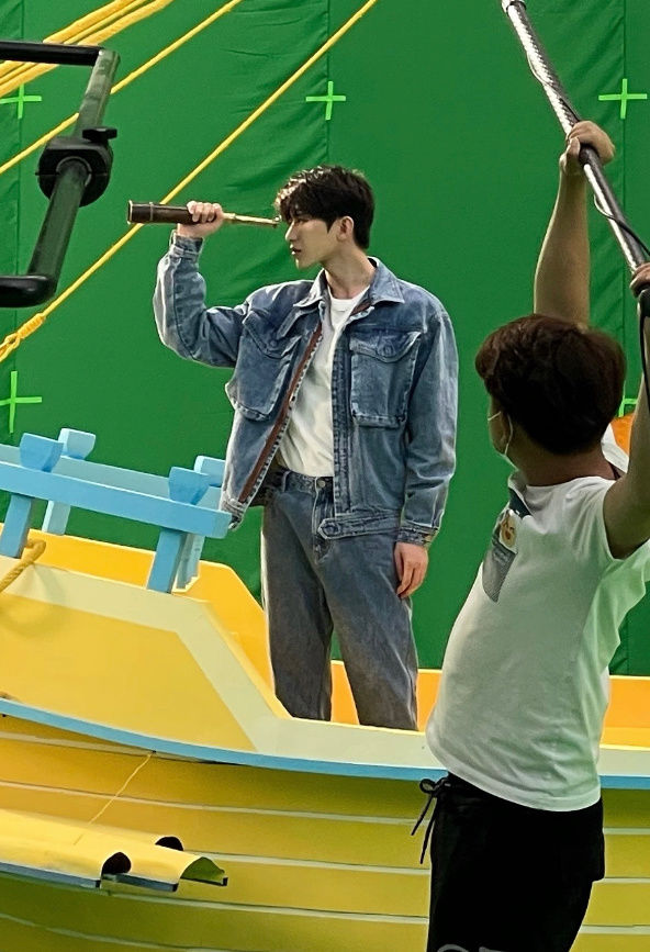 210330 蔡徐坤《奔跑吧》宣传片拍摄路透分享 拿着望远镜的小小航海员