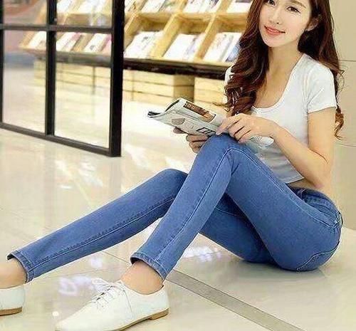 小姐姐穿上紧身裤, 时尚又美丽,充满青春活力!