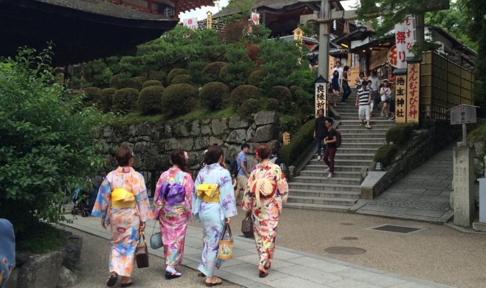 是因为|日本人姓氏千奇百怪，是因为日本女子随时随地都背着＂枕头＂？