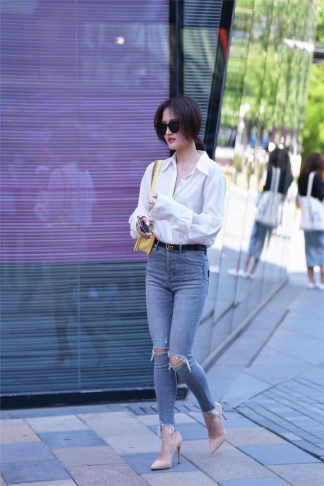 街拍:青春时尚的小姐姐,身穿黑色的连衣裙,充满着帅气潇洒的活力