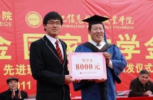 大学拿不拿奖学金有啥区别？这些差距等毕业后才知道就太迟了