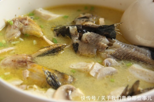 鱼肉|炖鱼汤时,不能加这“2香”,否则鱼汤发黑,不鲜香,鱼肉也发柴