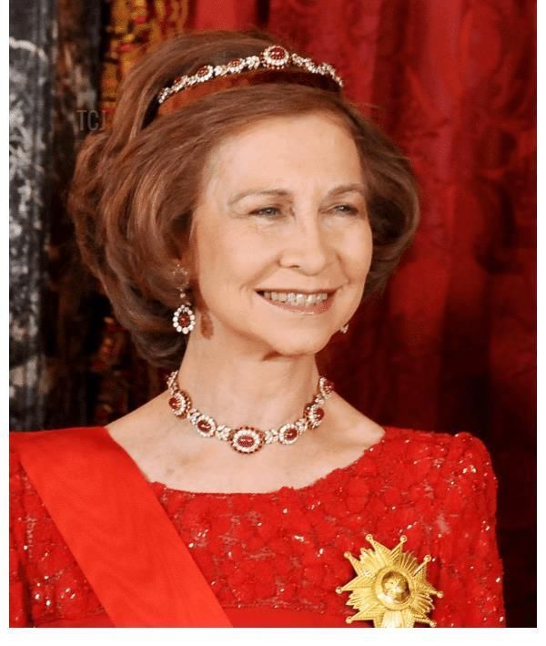 红宝石 索菲亚的红宝石首饰好美,不光格蕾丝有戴过,连赫本也有类似的