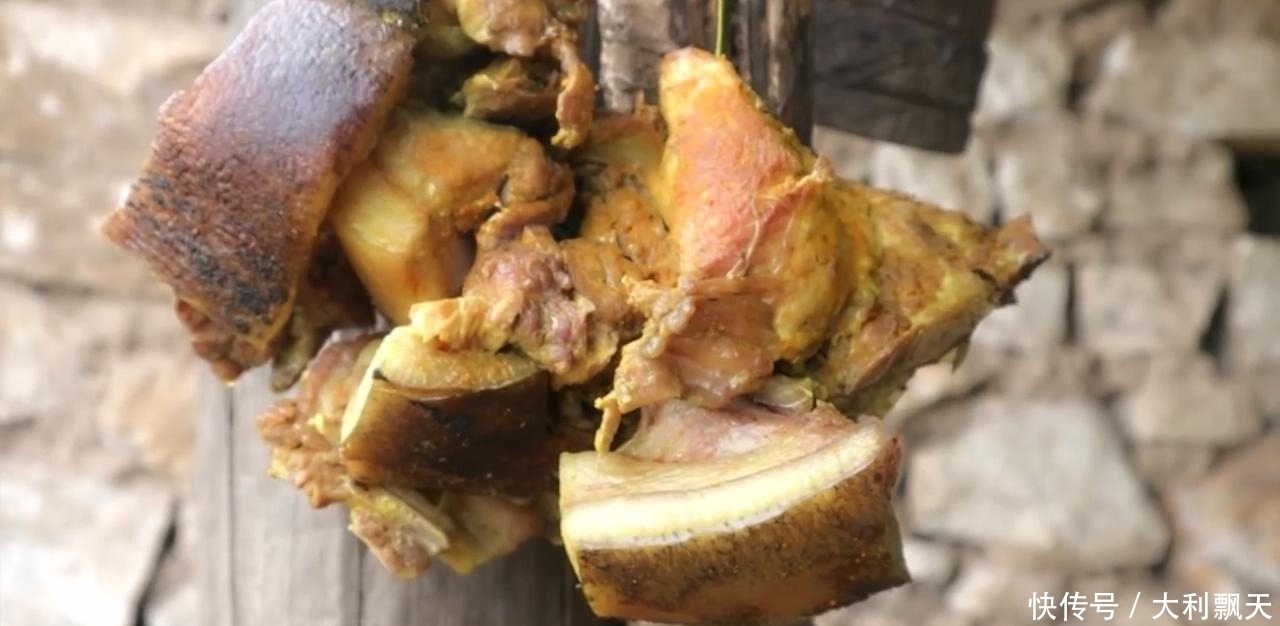 尼泊尔|尼泊尔山区农村建房子,主人砍五斤黑猪肉,红烧猪肉招待帮忙的