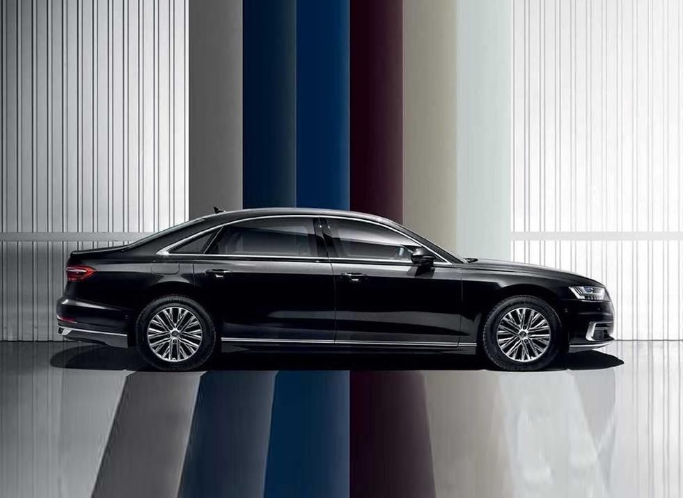 宝马7系再遇对手,车长5米3+340马力+四驱,