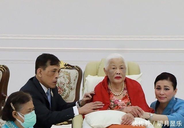 泰国太后 泰国太后年轻时靠粉宝石撑场面如今瘫痪多年,脸庞怎么变这么黑