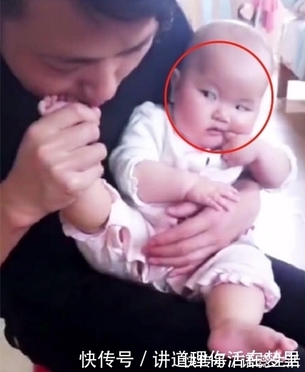 嫌弃|宝宝一脸嫌弃的看着爸爸,因为爸爸一直啃他的脚丫,自己没有吗