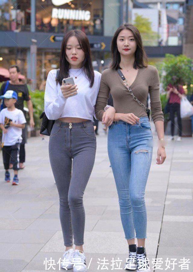紧身上衣T恤搭配紧身牛仔裤,时尚姐妹花,优雅动人
