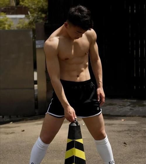 体育生|颜值高、身材棒,让人着迷的21岁大三体育生,这样的男生太有魅力