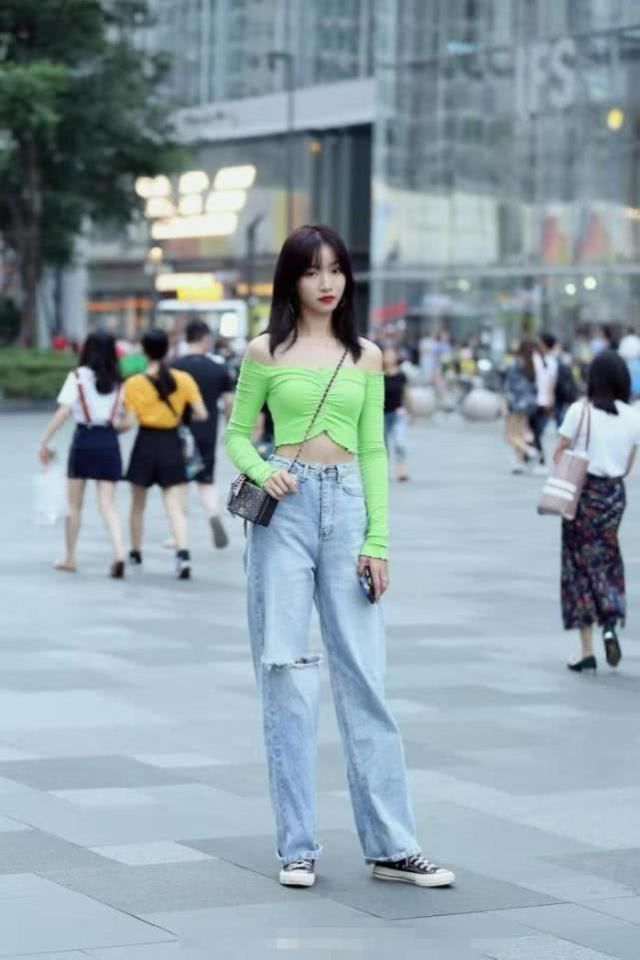 破洞牛仔裤 美女们牛仔裤搭配显不凡的身姿,简洁利落的款式也非常帅气