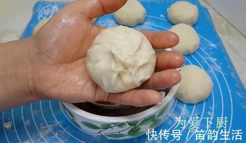 在家面粉别炸油条了，开水一烫，比蛋糕烧饼还香，真的非常美味