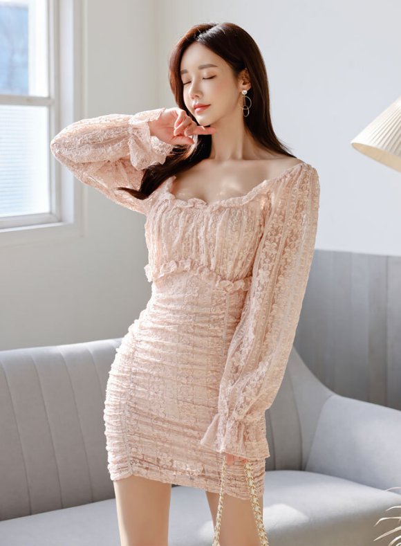 孙允珠粉色百褶包臀裙，宽袖设计时尚减龄，大长腿养眼