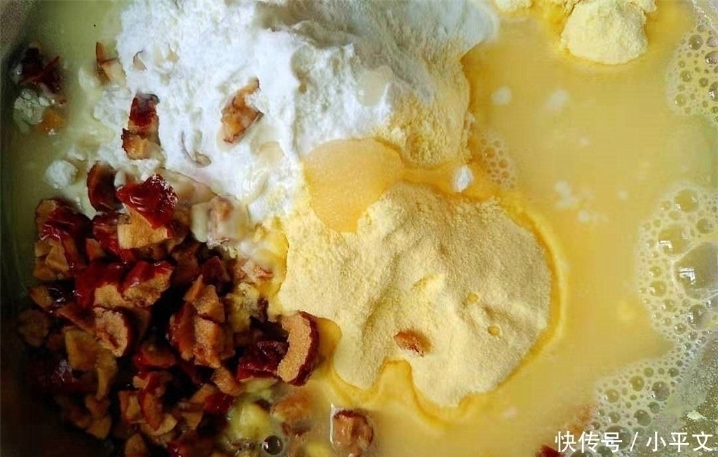 红枣碎|玉米面最好吃的做法，加1把红枣，捏一捏，出锅大人孩子抢着吃