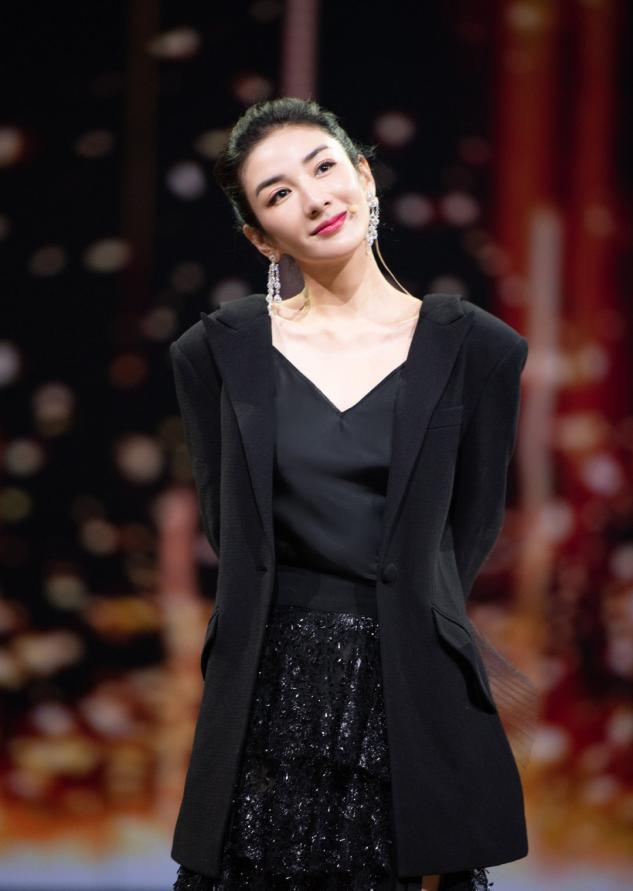 气质 真会扮嫩,白卫衣搭紫色羽绒服保暖又可爱,个性小帽时髦减龄